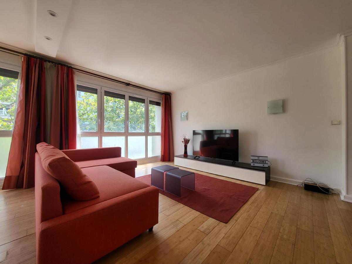 מונטרוג' Spacious And Comfortable Apartment - Perfect For Families & Friends - Near Public Transportation מראה חיצוני תמונה