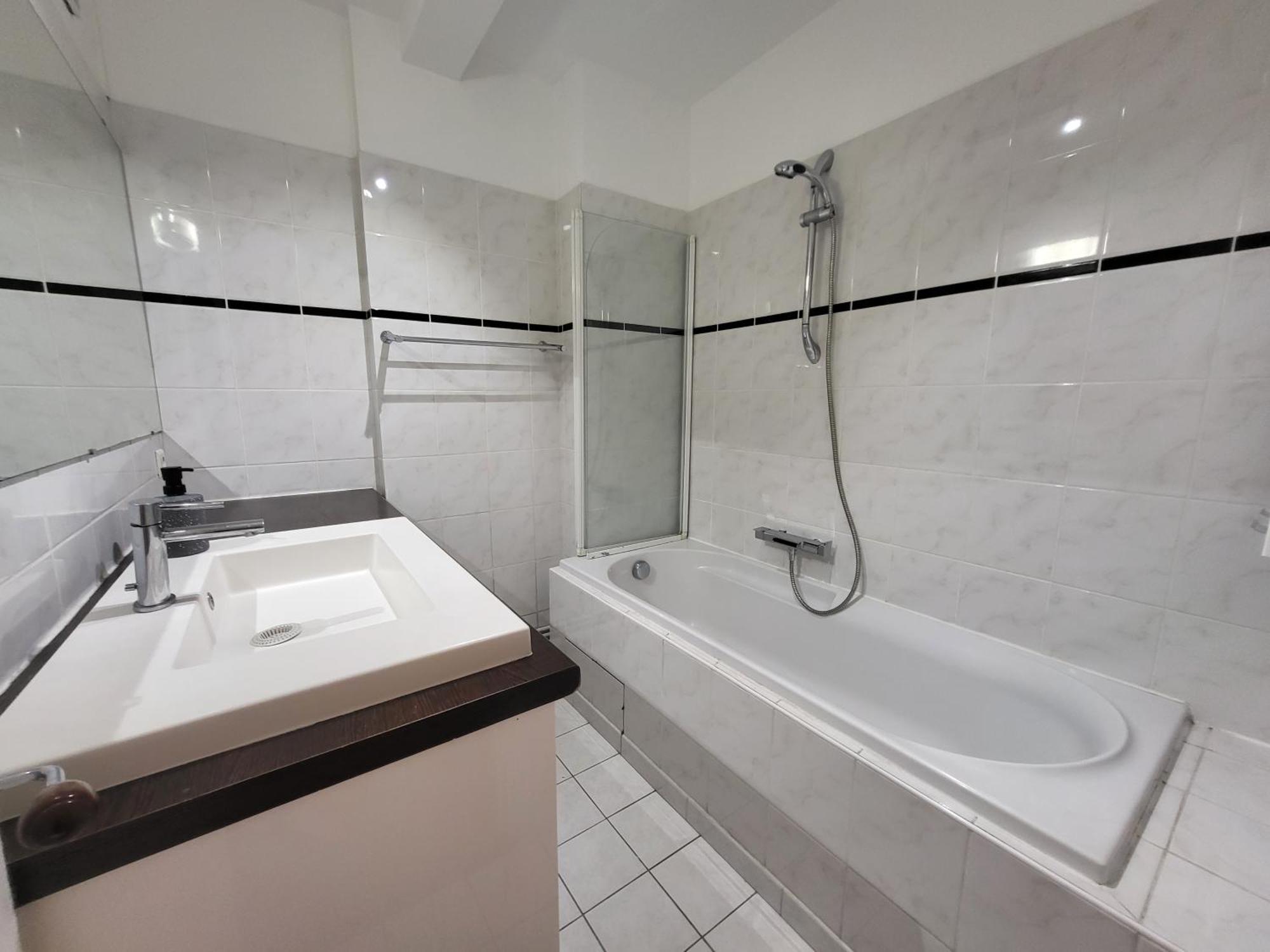 מונטרוג' Spacious And Comfortable Apartment - Perfect For Families & Friends - Near Public Transportation מראה חיצוני תמונה